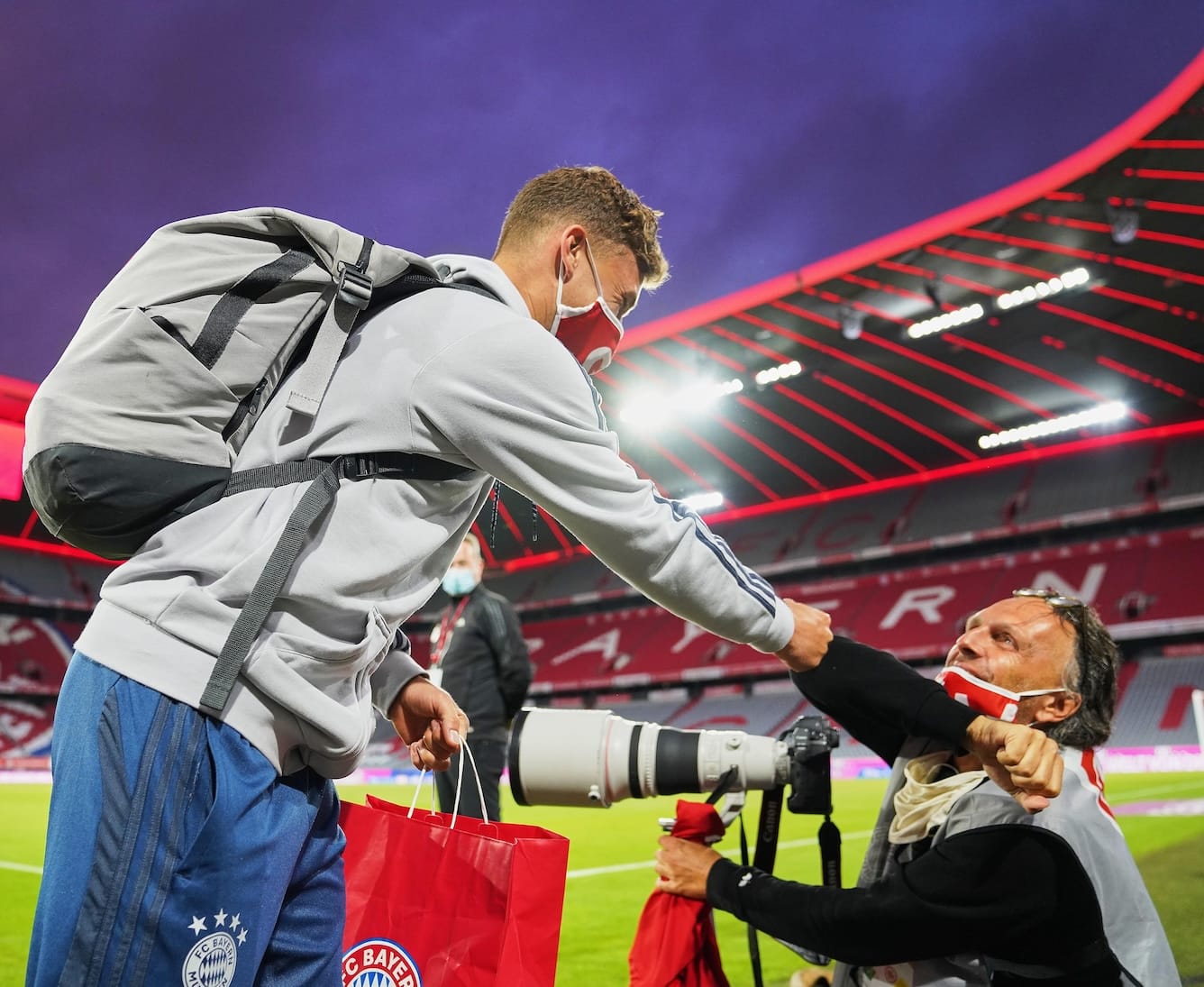 Man kennt sich, man schätzt sich: Jo Kimmich begrüßt Alexander Hassenstein - auch unter Corona-Bedingungen. Foto: Peter Schatz