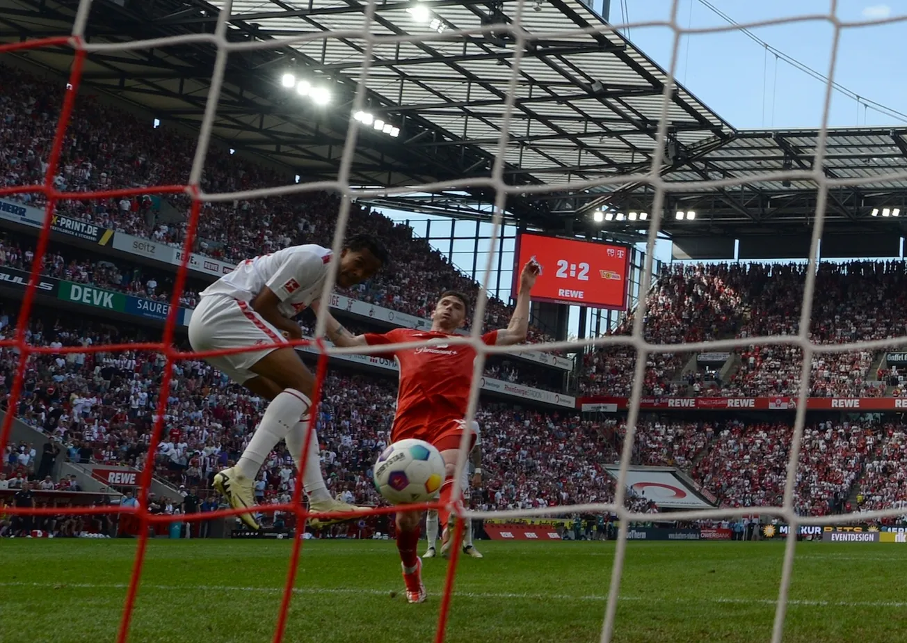 Damion Downs köpft das Kölner Siegtor zum 3:2 gegen Union Berlin. Foto: Imago / Matthias Koch