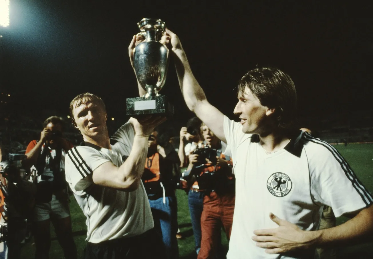 Horst Hrubesch mit Manfred Kaltz und dem EM-Pokal 1980. Foto: Imago / Sammy Minkoff