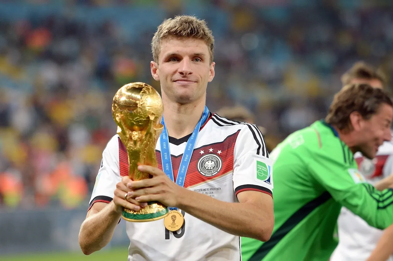 Thomas Müller 2014 mit WM-Pokal: Höhepunkt seiner großen Karriere. Foto: Imago / Sven Simon