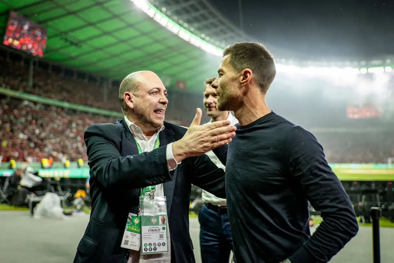 Ist Fernando Carro, hier mit Trainer Alonso, übermütig oder naiv? Foto: Imago / camera4+