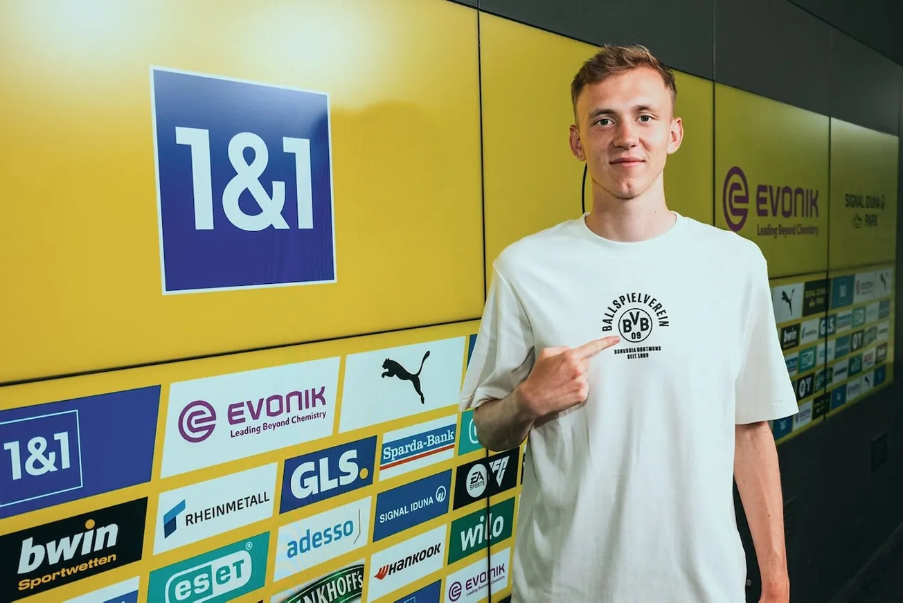 Maximilian Beier zeigt, dass er zum BVB gehört. Foto: BVB