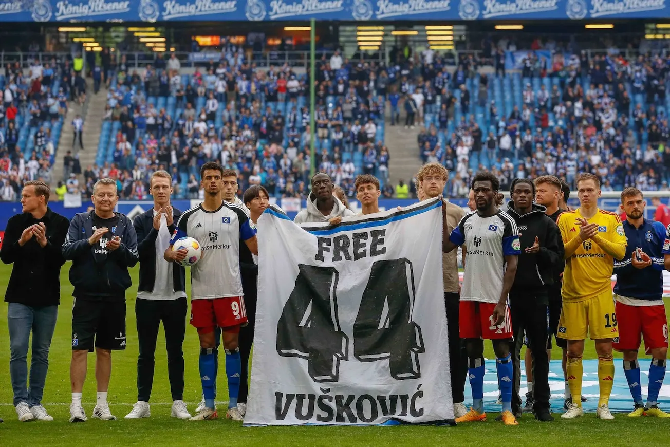 Die Mannschaft unterstützt Mario Vuskovic. Foto: Imago / Oliver Ruhnke