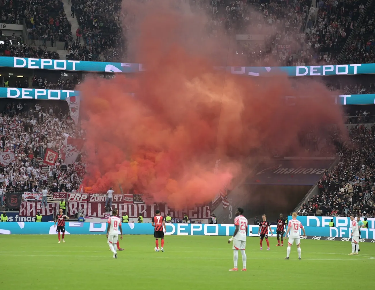 Ultras finden Pyrotechnik wie hier in Frankfurt cool. Aber nur die Ultras. Foto: Imago / HJS