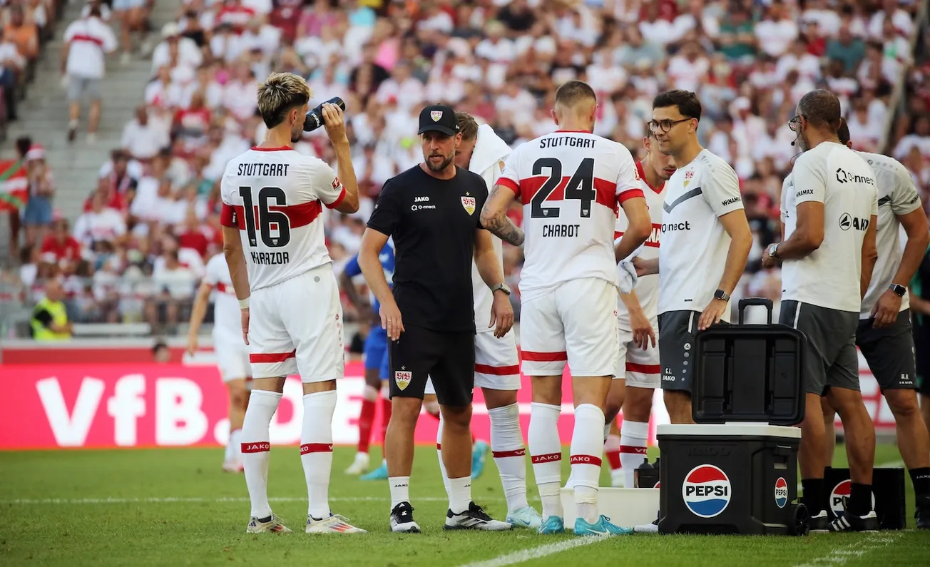 Trainer Sebastian Hoeneß bei seinen VfB-Jungs. Foto: Imago / Sportfoto Rudel