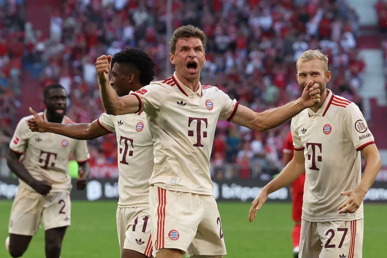 Thomas Müller feiert seine Bayern und ein bisschen sich selbst. Foto: Getty / Hassenstein (OF)