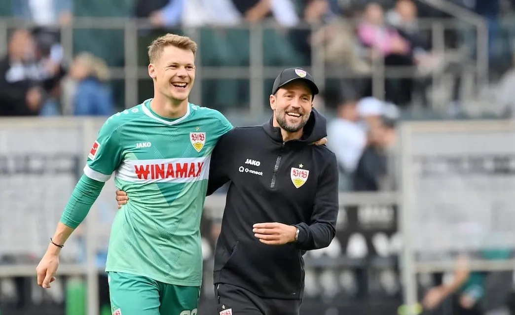 VfB-Torwart Alex Nübel mit seinem Trainer Sebastian Hoeneß. Foto: Imago / Team 2