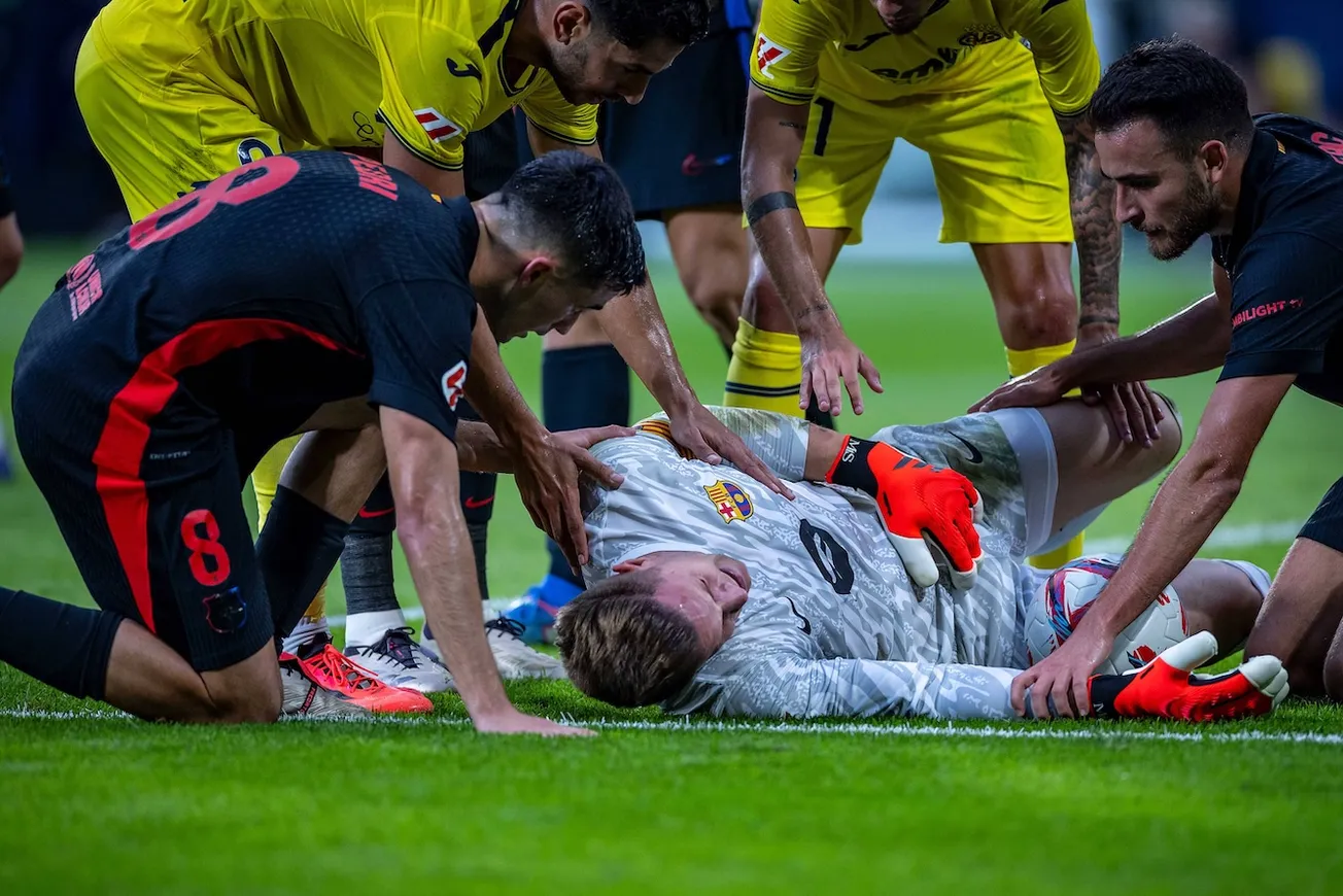 Marc-André ter Stegen krümmt sich vor Schmerzen. Foto: Imago / Revierfoto