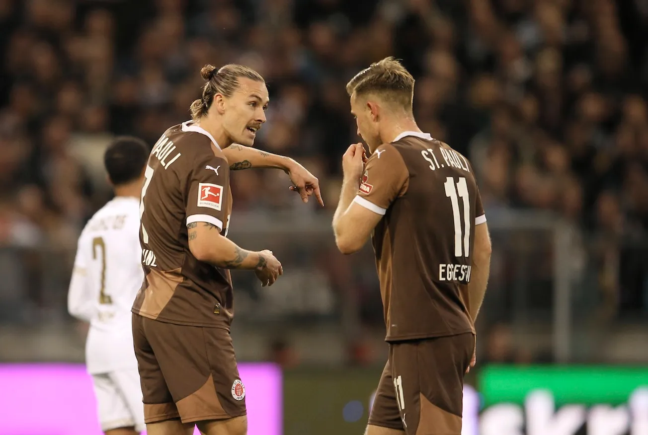 Jackson Irvine und Johannes Eggestein müssen bei St. Pauli einiges regeln. Foto: Imago / Bergmann