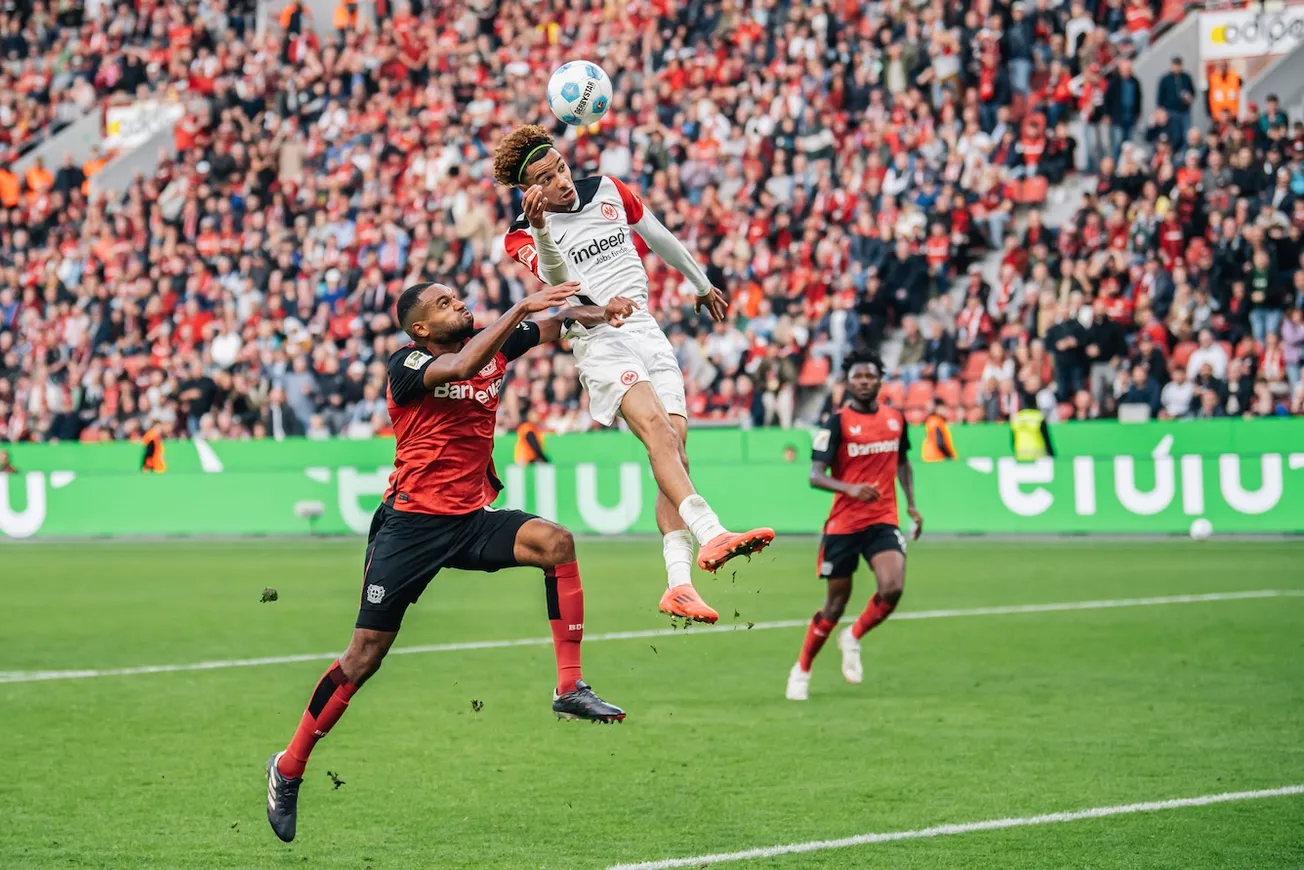 Für die Eintracht war das ein Tah-Foul an Ekitike. Für Schiri Brych nicht. Foto: Imago / NurPhoto