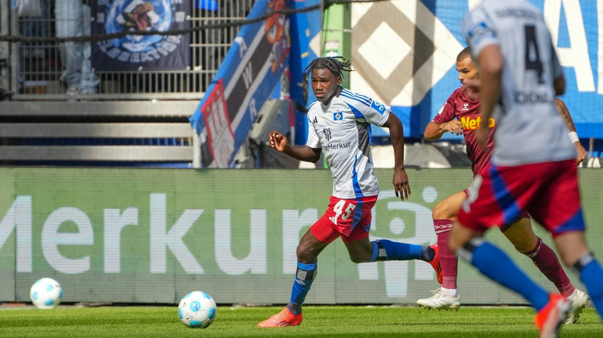 HSV schlägt Regensburg klar - Jungstar Balde spielt groß auf