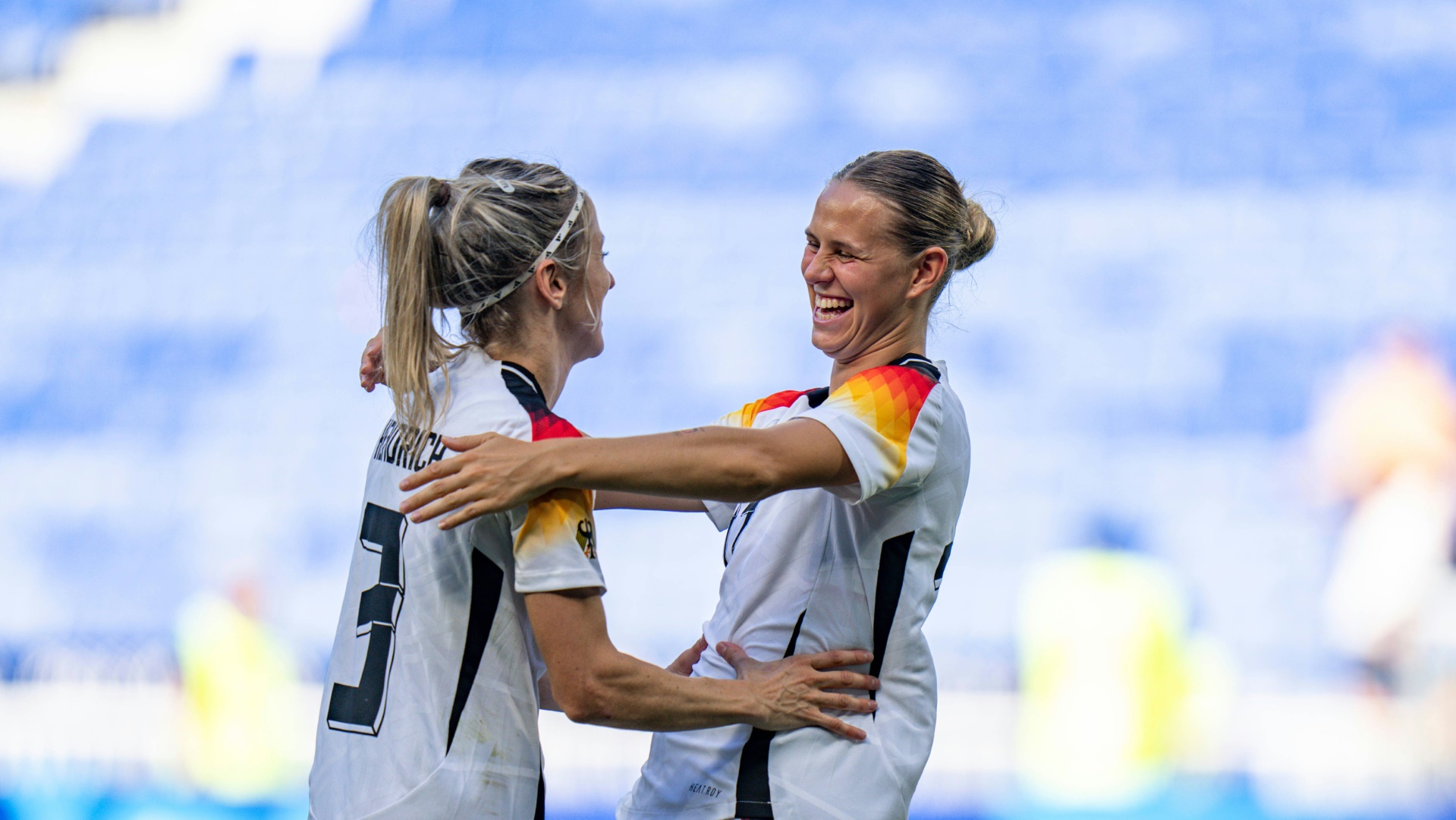 Bronze-Party der DFB-Frauen: "Cotton Eye Joe" und Malle-Hits