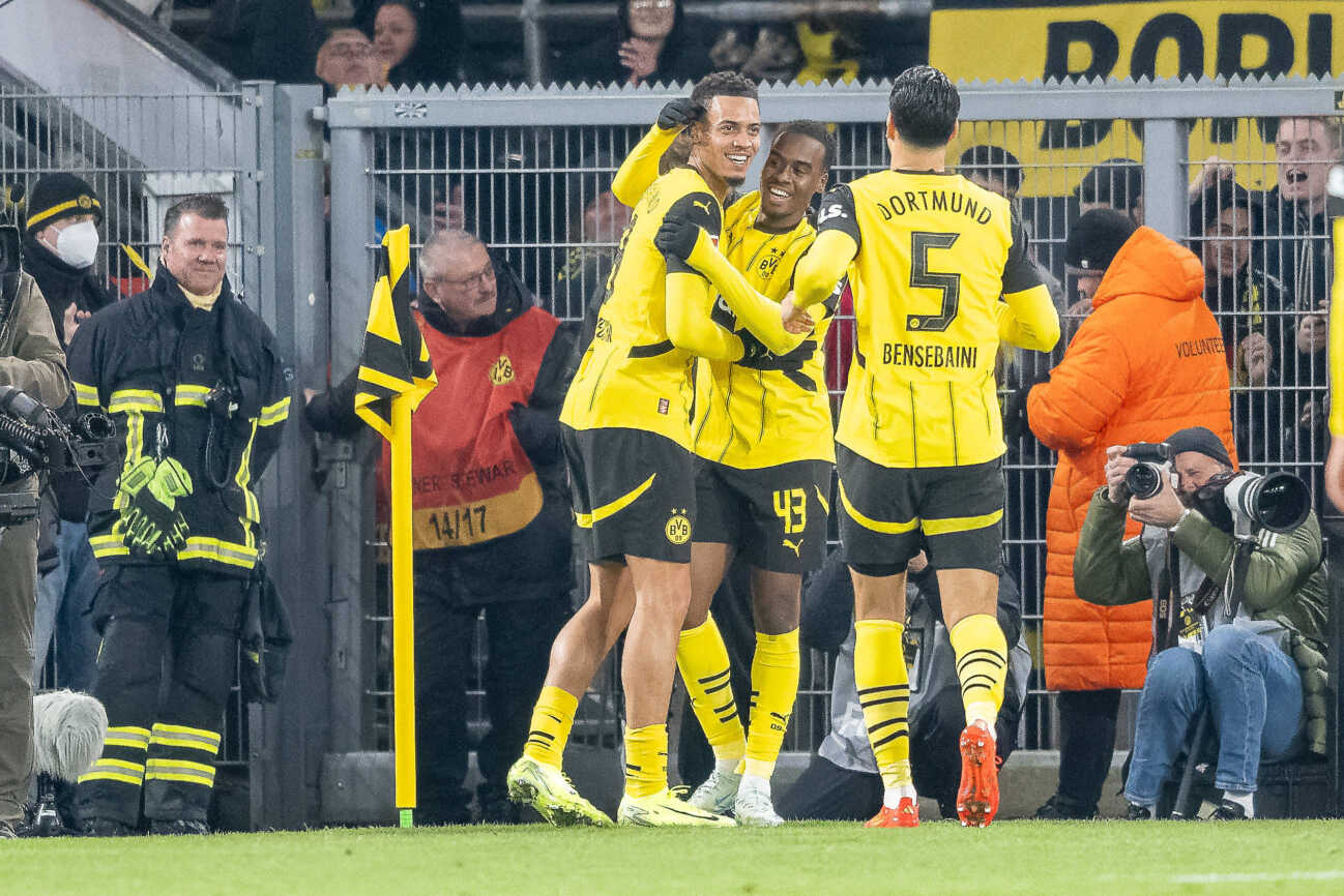 23.11.2024, Fussball: 1. Bundesliga, Saison 2024 2025, 11. Spieltag, Borussia Dortmund - SC Freiburg im Signal Iduna Park in Dortmund. Felix Nmecha (Borussia Dortmund 09, 08), Jamie Bynoe-Gittens (Borussia Dortmund 09, 43) und Ramy Bensebaini (Borussia Dortmund, 05) bejubeln das Tor zum 4:0. Wichtiger Hinweis: Gemaess den Vorgaben der DFL Deutsche Fussball Liga bzw. des DFB Deutscher Fussball-Bund ist es untersagt, in dem Stadion und oder vom Spiel angefertigte Fotoaufnahmen in Form von Sequenzbildern und oder videoaehnlichen Fotostrecken zu verwerten bzw. verwerten zu lassen. Foto: Kirchner-Media TH *** 23 11 2024, Soccer 1 Bundesliga, Season 2024 2025, Matchday 11, Borussia Dortmund SC Freiburg at Signal Iduna Park in Dortmund Felix Nmecha Borussia Dortmund 09, 08 , Jamie Bynoe Gittens Borussia Dortmund 09, 43 and Ramy Bensebaini Borussia Dortmund, 05 celebrate the goal to make it 4-0 Important note In accordance with the regulations of the DFL German Football League and the DFB German Football Association, it is prohibited to utilize or have utilized photographs taken in the stadium and or of the match in the form of sequential images and or video-like photo series Foto Kirchner Media TH Copyright: xKirchner-Media THx