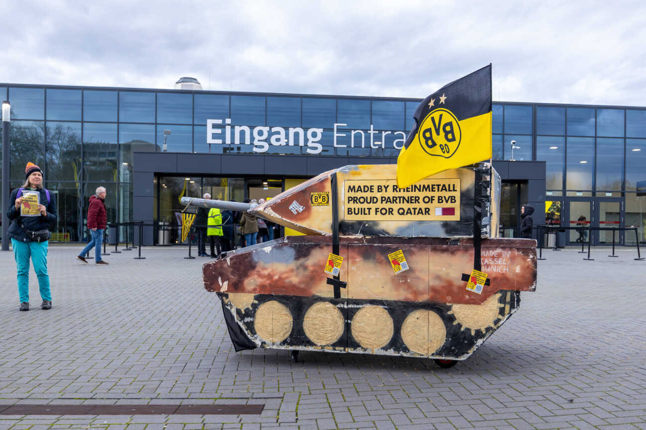 25.11.2024, Fussball, Wirtschaft, Politik, Saison 2024 2025, Ordentliche Hauptversammlung Borussia Dortmund, Proteste vor dem Eingang der Messe Westfalenhallen gegen die Partnerschaft des BVB mit Rheinmetall, Dortmund Westfalenhalle NRW Deutschland xRHR-FOTO DEx *** 25 11 2024, Football, Economy, Politics, 2024 2025 season, Borussia Dortmund Annual General Meeting, Protests in front of the entrance to the Westfalenhallen exhibition center against BVBs partnership with Rheinmetall, Dortmund Westfalenhalle NRW Germany xRHR PHOTO DEx Copyright: DennisxEwert RHR-FOTOx RHR-FOTO DE