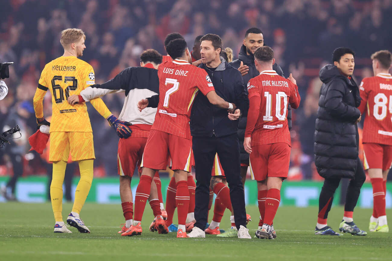 Football - UEFA Champions League - League Phase - Liverpool v Bayer Leverkusen 5th November 2024 - UEFA Champions League - League Phase - Liverpool v Bayer Leverkusen - Bayer Leverkusen coach Xabi Alonso greets Luis Diaz of Liverpool after the match - Photo: Simon Stacpoole Offside. Liverpool UK *** Fußball UEFA-Champions-League-Phase Liverpool gegen Bayer Leverkusen 5. November 2024 UEFA-Champions-League-Phase Liverpool gegen Bayer Leverkusen Bayer Leverkusens Trainer Xabi Alonso begrüßt Luis Diaz von Liverpool nach dem Spiel Foto Simon Stacpoole Offside Liverpool UK PUBLICATIONxINxGERxSUIxAUTxONLY Copyright: xSimonxStacpoolexOffside