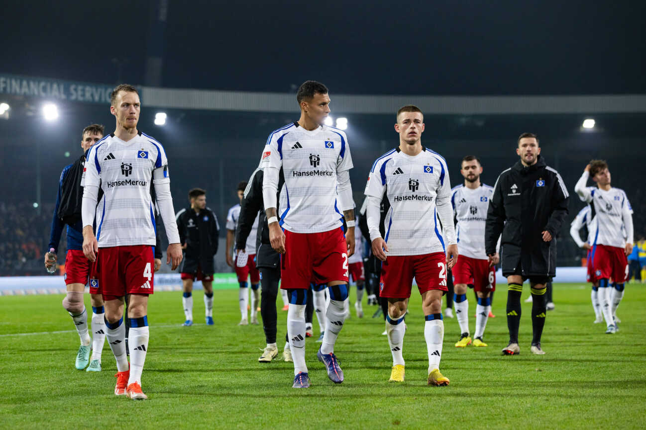 Fußball I Herren I Saison 2024-2025 I 2. Bundesliga I 12. Spieltag I Eintracht Braunschweig - Hamburger SV I 08.11.2024 Sebastian Schonlau (4, Hamburger SV), Davie Selke (27, Hamburger SV) und Miro Muheim (28, Hamburger SV) sind enttäuscht vom Spiel. Braunschweig Eintracht-Stadion Niedersachsen Deutschland *** Soccer I Men I Season 2024 2025 I 2 Bundesliga I Matchday 12 I Eintracht Braunschweig Hamburger SV I 08 11 2024 Sebastian Schonlau 4, Hamburger SV , Davie Selke 27, Hamburger SV and Miro Muheim 28, Hamburger SV are disappointed with the game Braunschweig Eintracht Stadion Niedersachsen Germany Copyright: xLobecax xHenningxRohlfsx