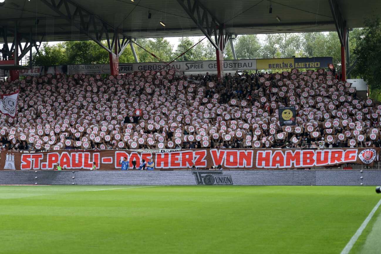 Fussball, Herren, Saison 2018 19, 2. Bundesliga, 3. Spieltag, 1. FC Union Berlin - FC St. Pauli, Choreographie der Fans des FC St. Pauli vor dem Spiel, 26.08.18, DFL REGULATIONS PROHIBIT ANY USE OF PHOTOGRAPHS AS IMAGE SEQUENCES AND OR QUASI-VIDEO *** Football Mens Season 2018 19 2 Bundesliga 3 Matchday 1 FC Union Berlin FC St Pauli Choreography of the fans of FC St Pauli before the match 26 08 18 DFL REGULATIONS PROHIBIT ANY USE OF PHOTOGRAPH AS IMAGE SEQUENCES AND OR QUASI VIDEO Copyright: xMichaelxHundtx xMatthiasxKochx