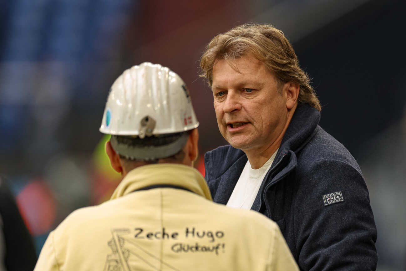 Gelsenkirchen, Deutschland, 10.11.24: Interims Sportdirektor Youri Mulder (FC Schalke 04) im Gespraech waehrend des Spiels der 2. Bundesliga zwischen FC Schalke 04 - SSV Jahn Regensburg in der Veltins-Arena am 10. November 2024 in Gelsenkirchen, Deutschland. Gelsenkirchen Veltins-Arena Germany *** Gelsenkirchen, Germany, 10 11 24 Interim sports director Youri Mulder FC Schalke 04 in conversation during the 2 Bundesliga match between FC Schalke 04 SSV Jahn Regensburg at the Veltins Arena on November 10, 2024 in Gelsenkirchen, Germany Gelsenkirchen Veltins Arena Germany Copyright: xStefanxBrauer Brauer-Fotoagenturx