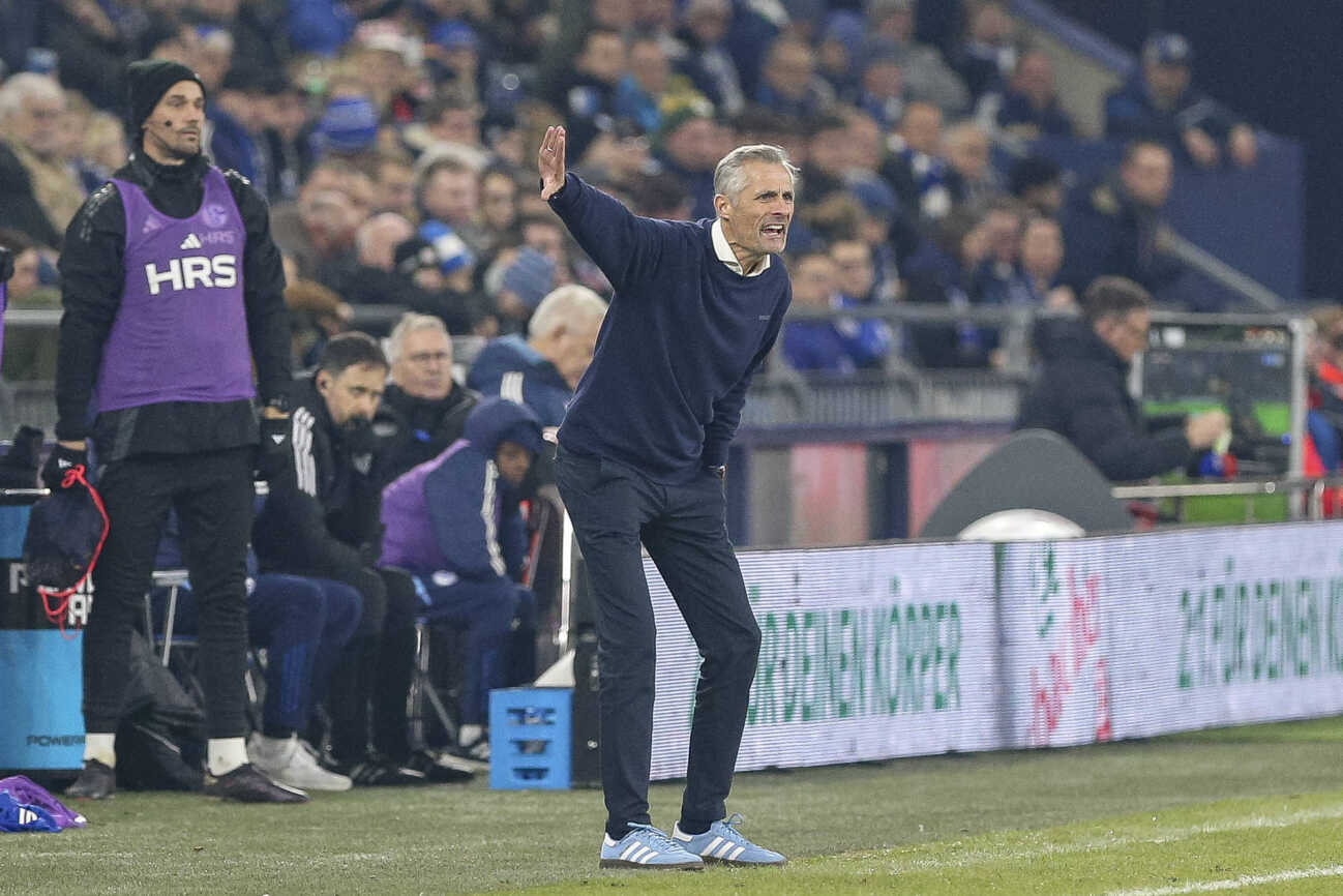 Gelsenkirchen, Deutschland, 29.11.24: Trainer Kees van Wonderen (FC Schalke 04) gestikuliert, Gestik waehrend des Spiels der 2. Bundesliga zwischen FC Schalke 04 vs 1. FC Kaiserslautern in der Veltins Arena Gelsenkirchen Veltins Arena North Rhine-Westphalia Germany *** Gelsenkirchen, Germany, 29 11 24 Coach Kees van Wonderen FC Schalke 04 gestures, gestures during the 2 Bundesliga match between FC Schalke 04 vs 1 FC Kaiserslautern at the Veltins Arena Gelsenkirchen Veltins Arena North Rhine Westphalia Germany Copyright: xBrauer-Fotoagenturx xAdrianxSchlx