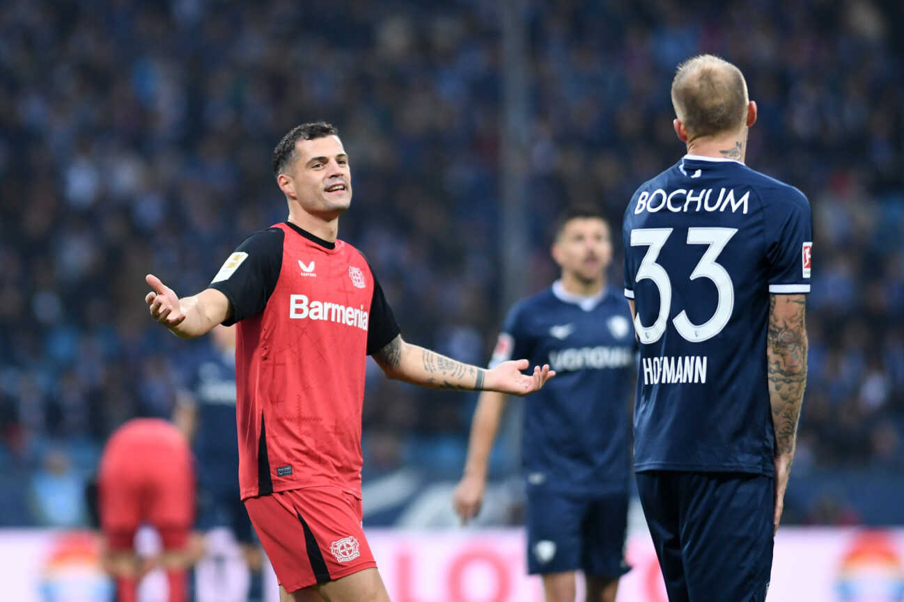 Granit Xhaka (Bayer 04 Leverkusen) und Philipp Hofmann (VfL Bochum) gestikuliert, gestik waehrend des Spiels der 1. Bundesliga zwischen VfL Bochum 1848 und Bayer 04 Leverkusen, Vonovia Ruhrstadion am 09. November 2024 in Bochum, Deutschland. (Foto von Ralf Treese DeFodi Images) +++ Granit Xhaka (Bayer 04 Leverkusen) und Philipp Hofmann (VfL Bochum) gestures during the Bundesliga match between VfL Bochum 1848 and Bayer 04 Leverkusen at Vonovia Ruhrstadion on November 9, 2024 in Bochum, Germany. (Photo by Ralf Treese DeFodi Images) DFL regulations prohibit any use of photographs as image sequences and or quasi-video. not used in POL SRB CRO FRA GBR NED ITA USA Defodi-521_BOCLEV20241109_004 *** Granit Xhaka Bayer 04 Leverkusen and Philipp Hofmann VfL Bochum gestures, gestures during the Bundesliga 1 match between VfL Bochum 1848 and Bayer 04 Leverkusen, Vonovia Ruhrstadion on November 09, 2024 in Bochum, Germany, Germany Photo by Ralf Treese DeFodi Images Granit Xhaka Bayer 04 Leverkusen and Philipp Hofmann VfL Bochum gestures during the Bundesliga match between VfL Bochum 1848 and Bayer 04 Leverkusen at Vonovia Ruhrstadion on November 9, 2024 in Bochum, Germany Photo by Ralf Treese DeFodi Images DFL regulations prohibit any use of photographs as image sequences and or quasi video not used in POL SRB CRO FRA GBR NED ITA USA Defodi 521 BOCLEV20241109 004 Defodi-521 not used in POL SRB CRO FRA GBR NED ITA USA DFL regulations prohibit any use of photographs as image sequences and or quasi-video.