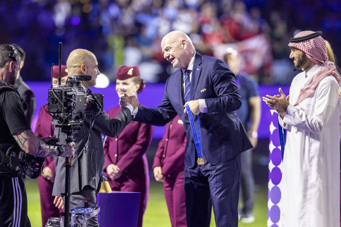 King Abdullah Sports City Pep Guardiola receives medal from FIFA President Gianni Infantino after winning the 2023 FIFA Club World Cup final between Manchester City and Fluminense at King Abdullah Sports City, Jeddah, Saudi Arabia. (Richard Callis SPP) PUBLICATIONxNOTxINxBRAxMEX Copyright: xRichardxCallis SPPx spp-en-RiCa-RC3_cityVflu_22Dec2023_RIC-2709