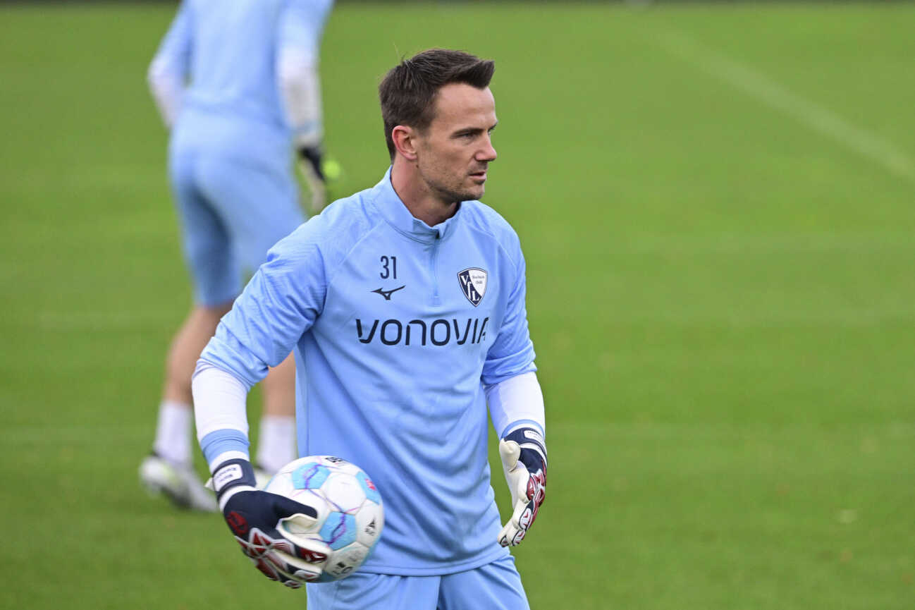 Manuel Riemann 31 (VfL Bochum), Training VfL Bochum, Fussball, 1. Bundesliga, 18.11.2024 Bochum Nordrhein-Westfalen Deutschland *** Manuel Riemann 31 VfL Bochum , Training VfL Bochum, Soccer, 1 Bundesliga, 18 11 2024 Bochum Nordrhein Westfalen Germany Copyright: xkolbert-press MarcxNiemeyerx