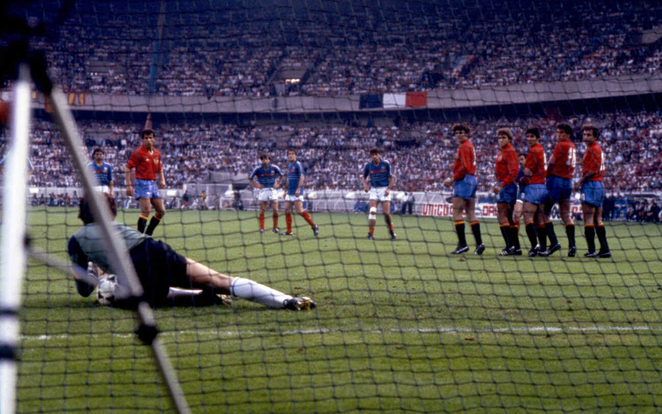 Michel PLATINI (FRA, 4.v.r.) erzielt per Freistoss das Tor zum 1:0; der Ball rutscht unter Torhueter, Torwart Luis Miguel ARCONADA (ESP) durch; Fussball Europameisterschaft EURO 1984 in Frankreich, Finale Frankreich (FRA) - Spanien (ESP) 2 : 0 , am 27.06.1984 in Paris *** Michel PLATINI FRA, 4 v r scores with a free kick to 1 0 the ball slips under goalkeeper Luis Miguel ARCONADA ESP by European Football Championship EURO 1984 in France, final France FRA Spain ESP 2 0 , on 27 06 1984 in Paris