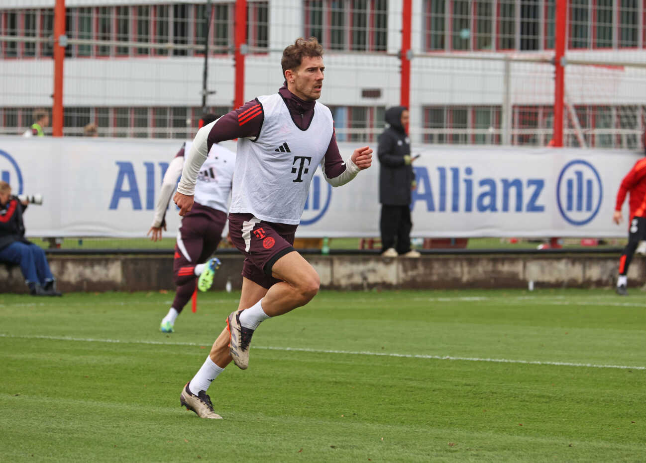 München, Deutschland, 19. November 2024: Fussball, Herren, Saison 2024 2025, FC Bayern München, Säbener Strasse, Trainingsgelände, Training Leon Goretzka (FC Bayern München) beim Sprinten, laufen ,Einzelaktion, Freisteller,Ganzkörperaufnahme *** Munich, Germany, November 19, 2024 Football, Men, Season 2024 2025, FC Bayern Munich, Säbener Strasse, Training ground, Training Leon Goretzka FC Bayern Munich sprinting, running, single action, freeze frame, full body shot