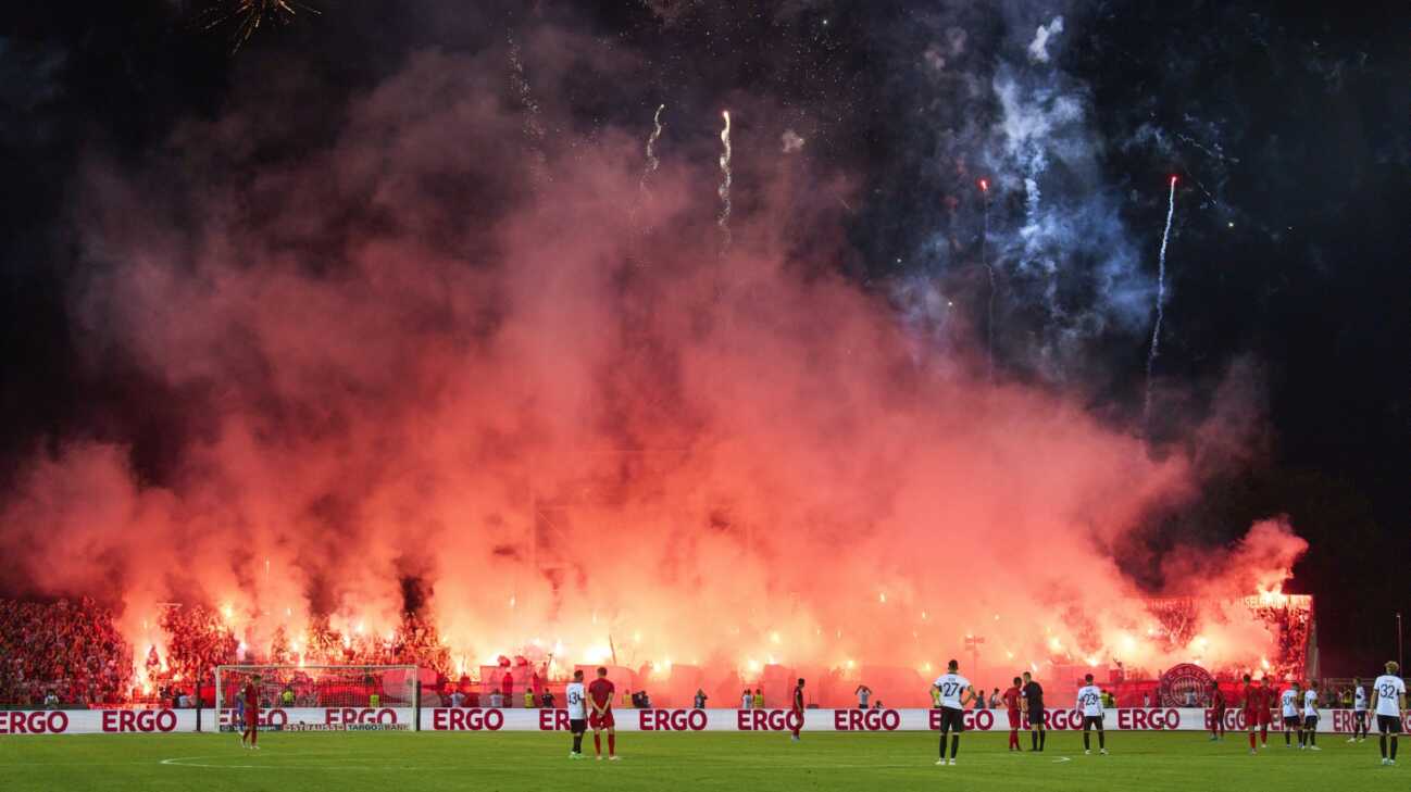 Pyrotechnik: 150.000 Euro Strafe für FC Bayern