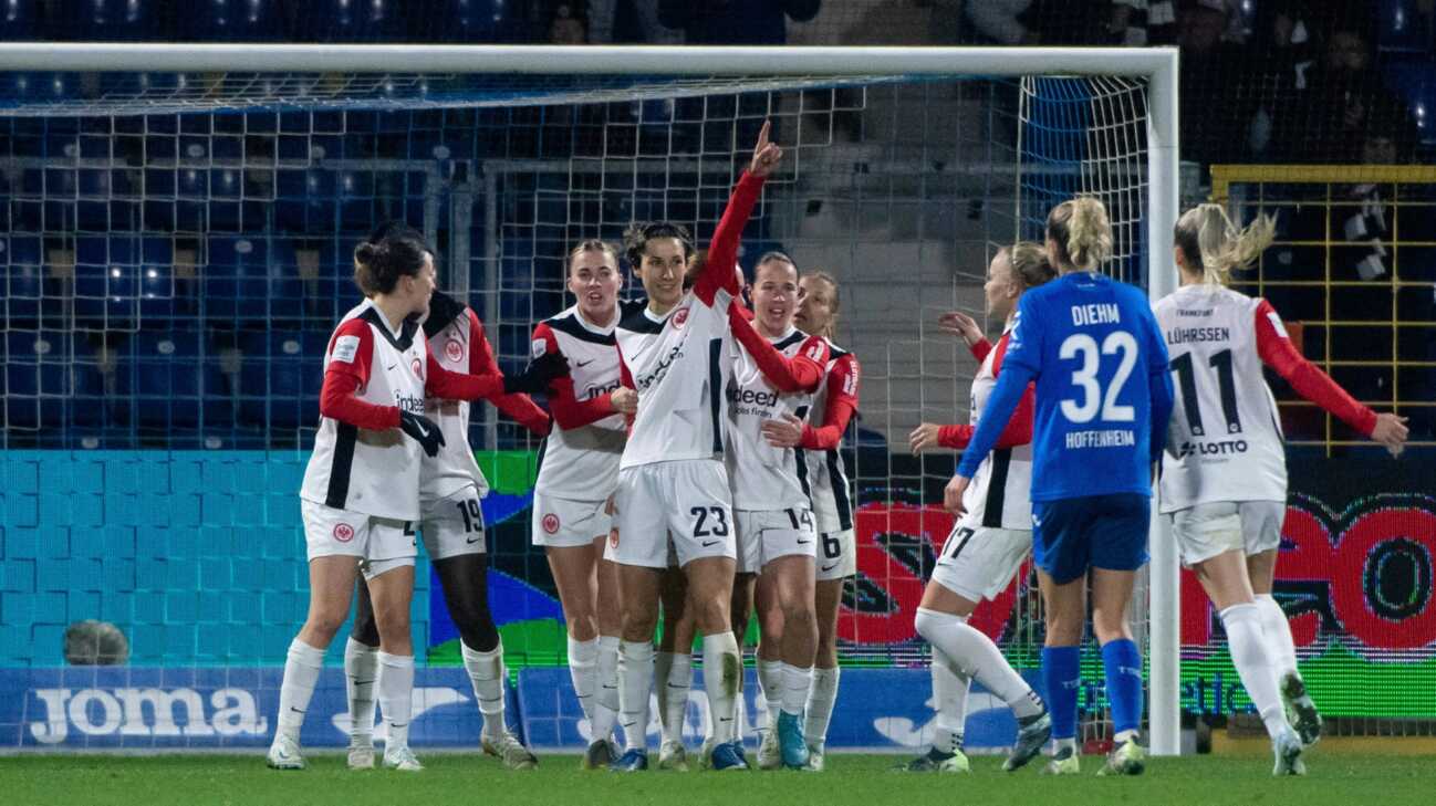 Slapstick-Handelfmeter: Frankfurt bleibt an Wolfsburg dran