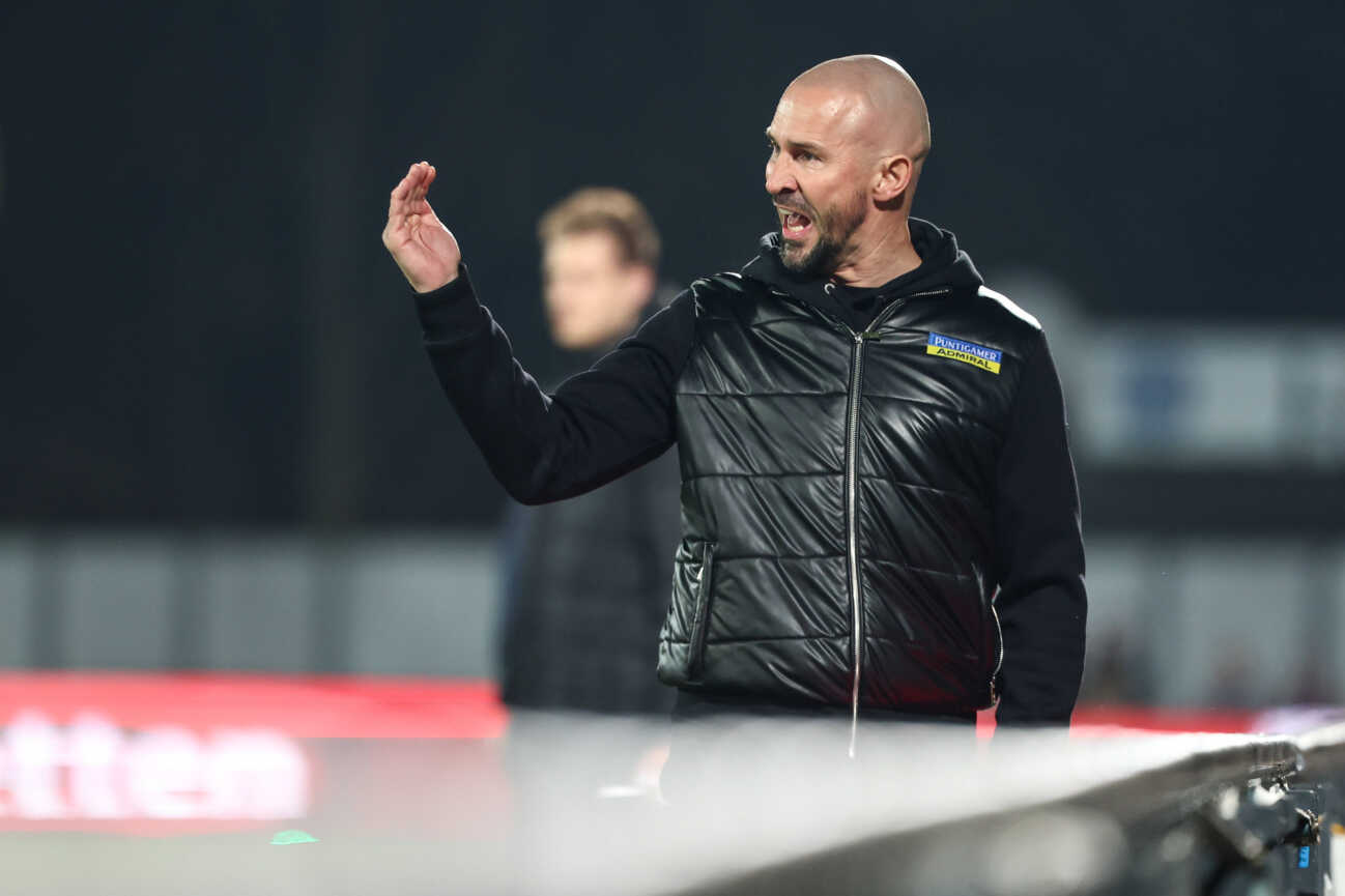 SOCCER - BL, Hartberg vs Sturm HARTBERG,AUSTRIA,09.NOV.24 - SOCCER - ADMIRAL Bundesliga, TSV Hartberg vs SK Sturm Graz. Image shows head coach Christian Ilzer (Sturm). PUBLICATIONxNOTxINxAUTxSUIxSWE GEPAxpictures xArminxRauthner