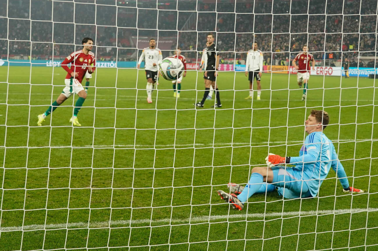 Sport Bilder des Tages Dominik Szoboszlai (Ungarn, Hungary, 10) verwandelt den Elfmeter gegen Torwart Alexander Nübel (Deutschland Germany, 1) zum 1:1 Ausgleich - Budapest 19.11.2024: Ungarn vs. Deutschland, Nations League, 6. Spieltag, Puskas Arena *** Dominik Szoboszlai Hungary, Hungary, 10 converts the penalty against goalkeeper Alexander Nübel Germany Germany, 1 to 1 1 equalizer Budapest 19 11 2024 Hungary vs Germany, Nations League, Matchday 6, Puskas Arena