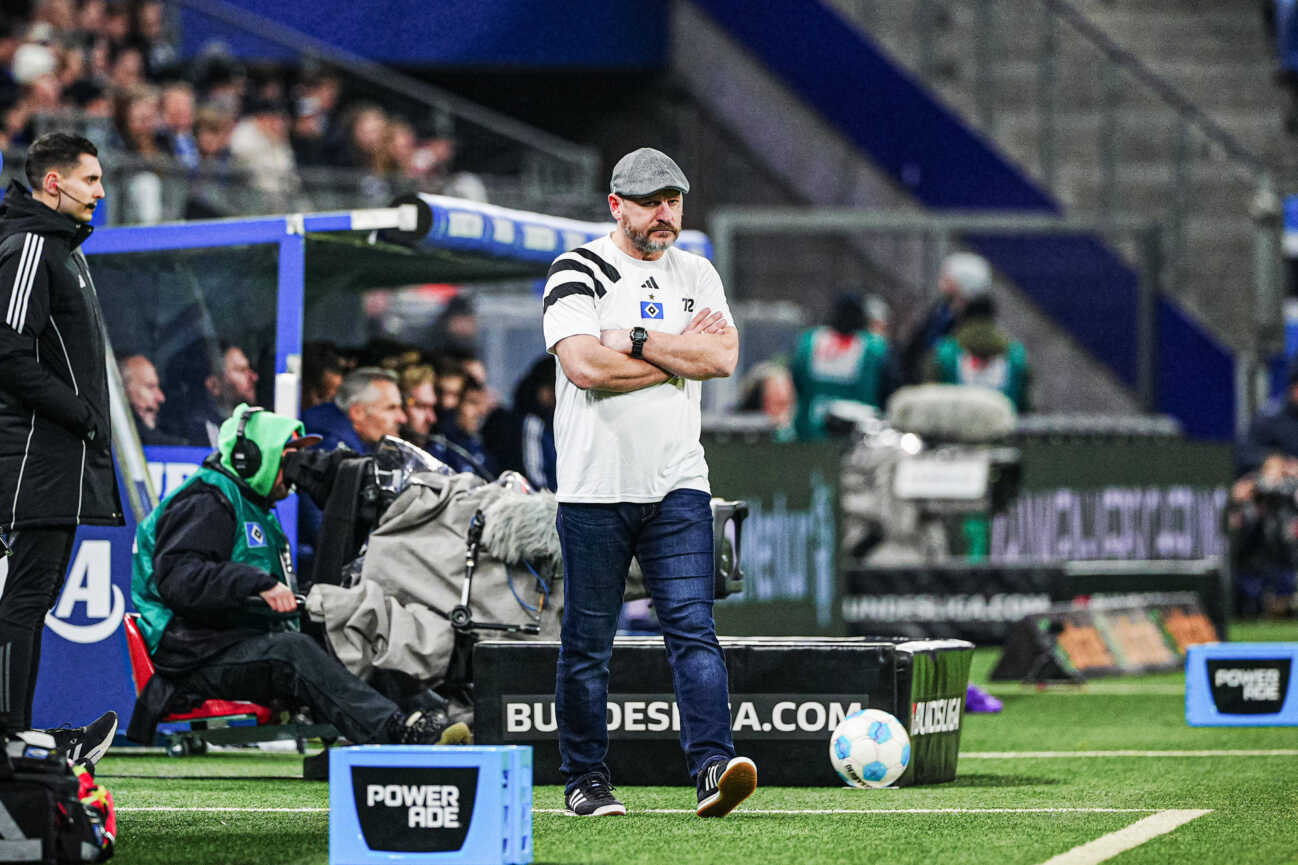 Sport Bilder des Tages Steffen Baumgart (Hambuger SV, Trainer) GER, Hamburger SV vs. FC Schalke 04, Fussball, 2. Bundesliga, Spieltag 13, Saison 2024 2025, 23.11.2024 DFL REGULATIONS PROHIBIT ANY USE OF PHOTOGRAPHS AS IMAGE SEQUENCES AND OR QUASI-VIDEO GER, Hamburger SV vs. FC Schalke 04, Fussball, 2. Bundesliga, Spieltag 13, Saison 2024 2025, 23.11.2024 Hamburg *** Steffen Baumgart Hambuger SV, Coach GER, Hamburger SV vs FC Schalke 04, Football, 2 Bundesliga, Matchday 13, Season 2024 2025, 23 11 2024 DFL REGULATIONS PROHIBIT ANY USE OF PHOTOGRAPHS AS IMAGE SEQUENCES AND OR QUASI VIDEO GER, Hamburger SV vs FC Schalke 04, Football, 2 Bundesliga, Matchday 13, Season 2024 2025, 23 11 2024 Hamburg Copyright: xEibner-Pressefoto MarcelxvonxFehrnx EP_MFN