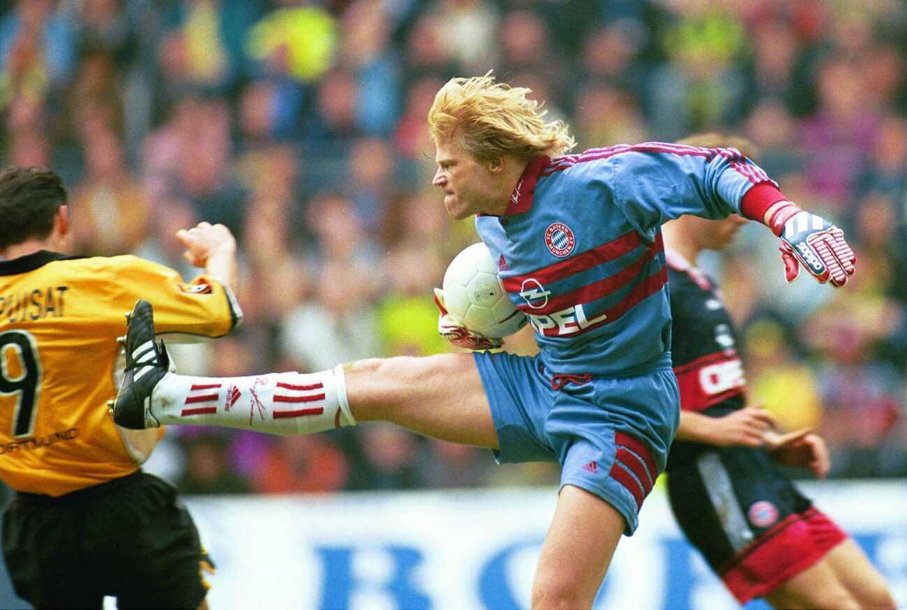 Torwart Oliver Kahn (Bayern) verliert die Beherrschung und gefährdet vorsätzlich mit gestrecktem Bein die Gesundheit von Stephane Chapuisat (BVB, li.) Fußball 1. BL Herren Saison 1998 1999, BVB Borussia Dortmund - FC Bayern München 2:2, Brutalität, Gruppe Ausraster, ausrasten, Aufmacher Dortmund, rücksichtslos Kampf, Wut, Spannung,