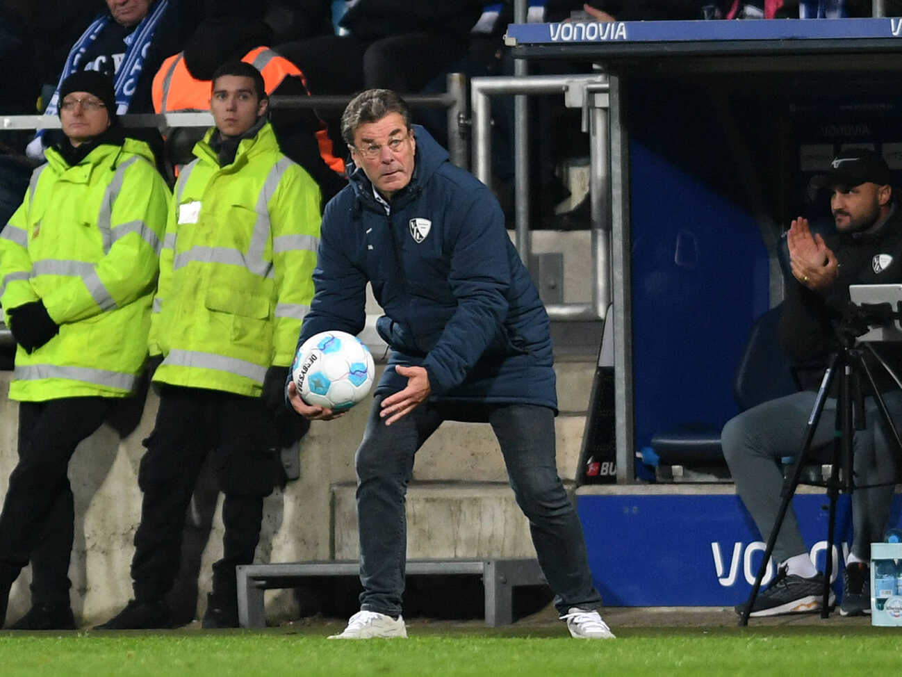 Trainer Dieter Hecking (VfL Bochum) schaut waehrend des Spiels der 1. Bundesliga zwischen VfL Bochum 1848 und Bayer 04 Leverkusen, Vonovia Ruhrstadion am 09. November 2024 in Bochum, Deutschland. (Foto von Ralf Treese DeFodi Images) +++ Trainer Dieter Hecking (VfL Bochum) looks on during the Bundesliga match between VfL Bochum 1848 and Bayer 04 Leverkusen at Vonovia Ruhrstadion on November 9, 2024 in Bochum, Germany. (Photo by Ralf Treese DeFodi Images) DFL regulations prohibit any use of photographs as image sequences and or quasi-video. not used in POL SRB CRO FRA GBR NED ITA USA Defodi-521_BOCLEV20241109_089 Defodi-521 not used in POL SRB CRO FRA GBR NED ITA USA DFL regulations prohibit any use of photographs as image sequences and or quasi-video.