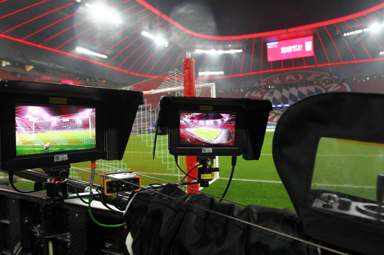 TV Kamera , UEFA Champions League FC Bayern München-Benfica Lissabon, Fußball in der Allianz Arena Stadion , München , Bayern, Deutschland . November 06, 2024 . Photo by: Davide Elias Ipa Photo Pressefoto DENL Copyright: xDavidexEliasx