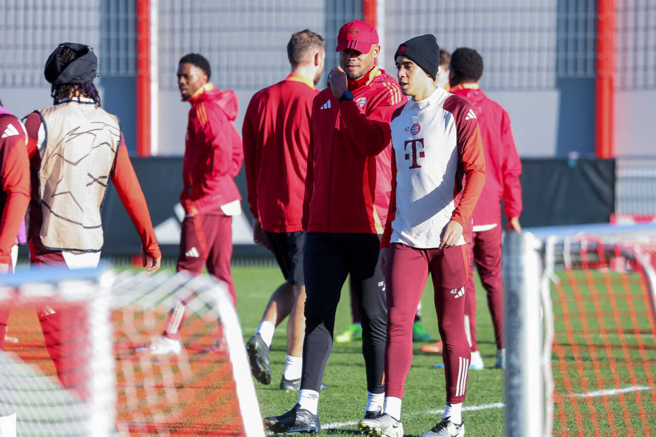 Vincent Kompany (FC Bayern Muenchen, Cheftrainer) im Gespraech mit Jamal Musiala (FC Bayern Muenchen, 42), Ger, Abschlusstraining, FC Bayern Muenchen, Fussball, UEFA Champions League, 5. Spieltag, Saison 2024 2025, 25.11.2024, Ger, Abschlusstraining, FC Bayern Muenchen, Fussball, UEFA Champions League, 5. Spieltag, Saison 2024 2025, 25.11.2024 Muenchen *** Vincent Kompany FC Bayern Muenchen, Head Coach in conversation with Jamal Musiala FC Bayern Muenchen, 42 , Ger, Final training, FC Bayern Muenchen, Football, UEFA Champions League, Matchday 5, 2024 2025 season, 25 11 2024, Ger, Final training, FC Bayern Muenchen, Football, UEFA Champions League, Matchday 5, 2024 2025 season, 25 11 2024 Muenchen Copyright: xEibner-Pressefoto JennixMaulx EP_JML