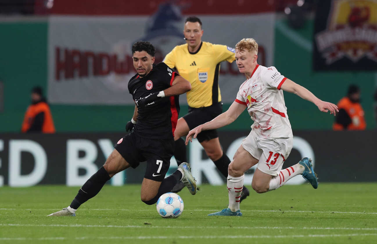 04.12.2024, xtgx, Fussball DFB Pokal 1 8 Finale, RB Leipzig - Eintracht Frankfurt emspor, v.l. Omar Marmoush (Eintracht Frankfurt), Nicolas Seiwald (RB Leipzig) (DFL DFB REGULATIONS PROHIBIT ANY USE OF PHOTOGRAPHS as IMAGE SEQUENCES and or QUASI-VIDEO) Leipzig *** 04 12 2024, xtgx, Fußball DFB Pokal 1 8 Finale, RB Leipzig Eintracht Frankfurt emspor, v l Omar Marmoush Eintracht Frankfurt , Nicolas Seiwald RB Leipzig DFL DFB REGULATIONS PROHIBIT ANY USE OF PHOTOGRAPHS as IMAGE SEQUENCES and or QUASI VIDEO Leipzig