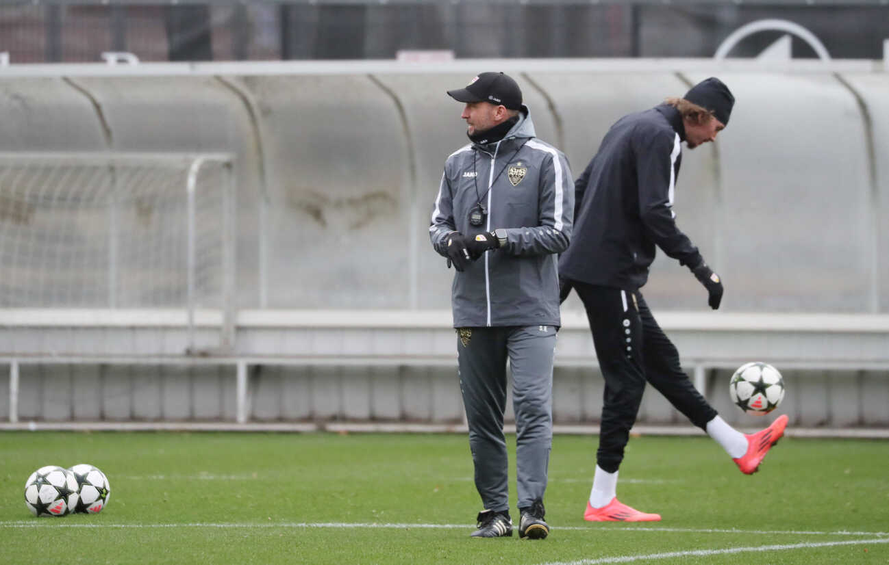 10.12.24 VfB Stuttgart Training Deutschland, Stuttgart, 10.12.2024, Fussball, Bundesliga, VfB Stuttgart Training: .Trainer Sebastian Hoeneß, Nick Woltemade re. *** 10 12 24 VfB Stuttgart Training Germany, Stuttgart, 10 12 2024, Football, Bundesliga, VfB Stuttgart Training Coach Sebastian Hoeneß, Nick Woltemade re