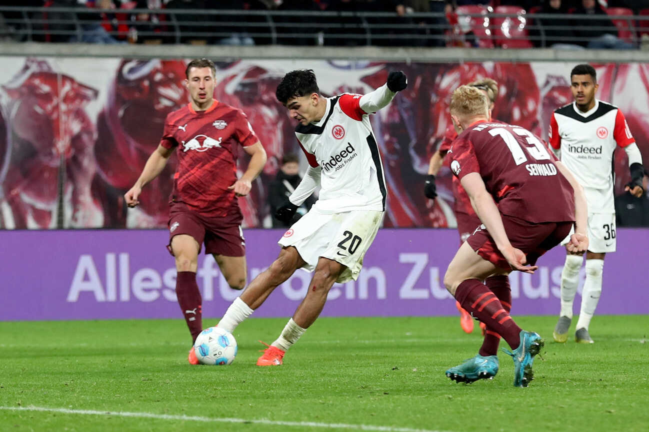 15.12.2024, xtgx, Fussball 1.Bundesliga, RB Leipzig - Eintracht Frankfurt emspor, v.l. Willi Orban (RB Leipzig) Can Uzun (Eintracht Frankfurt) Nicolas Seiwald (RB Leipzig) Zweikampf, Aktion, action, battle for the ball (DFL DFB REGULATIONS PROHIBIT ANY USE OF PHOTOGRAPHS as IMAGE SEQUENCES and or QUASI-VIDEO) Leipzig *** 15 12 2024, xtgx, Fussball 1 Bundesliga, RB Leipzig Eintracht Frankfurt emspor, v l Willi Orban RB Leipzig Can Uzun Eintracht Frankfurt Nicolas Seiwald RB Leipzig Zweikampf, Aktion, action, battle for the ball DFL DFB REGULATIONS PROHIBIT ANY USE OF PHOTOGRAPHS as IMAGE SEQUENCES and or QUASI VIDEO Leipzig