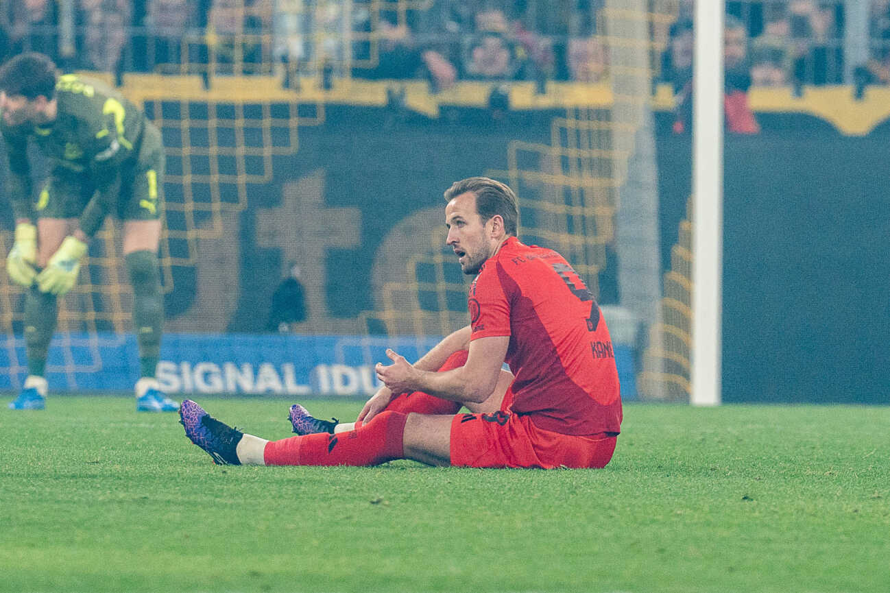 30.11.2024, Borussia Dortmund vs. FC Bayern München, 1. Bundesliga, 12. Spieltag Harry Kane (FC Bayern Muenchen, 9) muss verletzt Verletzung ausgewechselt werden Wichtiger Hinweis: Gemaess den Vorgaben der DFL Deutsche Fussball Liga bzw. des DFB Deutscher Fussball-Bund ist es untersagt, in dem Stadion und oder vom Spiel angefertigte Fotoaufnahmen in Form von Sequenzbildern und oder videoaehnlichen Fotostrecken zu verwerten *** 30 11 2024, Borussia Dortmund vs FC Bayern Munich, 1 Bundesliga, Matchday 12 Harry Kane FC Bayern Muenchen, 9 must be substituted due to injury In accordance with the regulations of the DFL German Football League and the DFB German Football Association, it is prohibited to use photographs taken in the stadium and or of the match in the form of sequential images and or video-like photo series Copyright: xBahhoxKarax