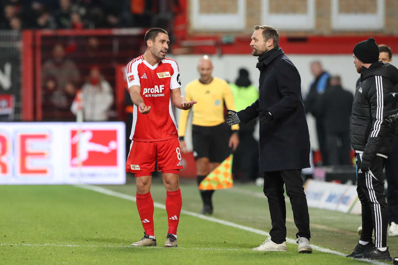 30.11.2024, xtgx, Fussball 1. Bundesliga, 1. FC Union Berlin - Bayer 04 Leverkusen emspor, v.l. Rani Khedira (Union Berlin, 8), Bo Svensson (Union Berlin, Trainer) gibt Anweisungen, gestikuliert mit den Armen, gesticulate, gives instructions (DFL DFB REGULATIONS PROHIBIT ANY USE OF PHOTOGRAPHS as IMAGE SEQUENCES and or QUASI-VIDEO) Berlin *** 30 11 2024, xtgx, Fußball 1 Bundesliga, 1 FC Union Berlin Bayer 04 Leverkusen emspor, v l Rani Khedira Union Berlin, 8 , Bo Svensson Union Berlin, Trainer gibt Anweisungen, gestikuliert mit den Armen, gesticulate, gives instructions DFL DFB REGULATIONS PROHIBIT ANY USE OF PHOTOGRAPHS as IMAGE SEQUENCES and or QUASI VIDEO Berlin