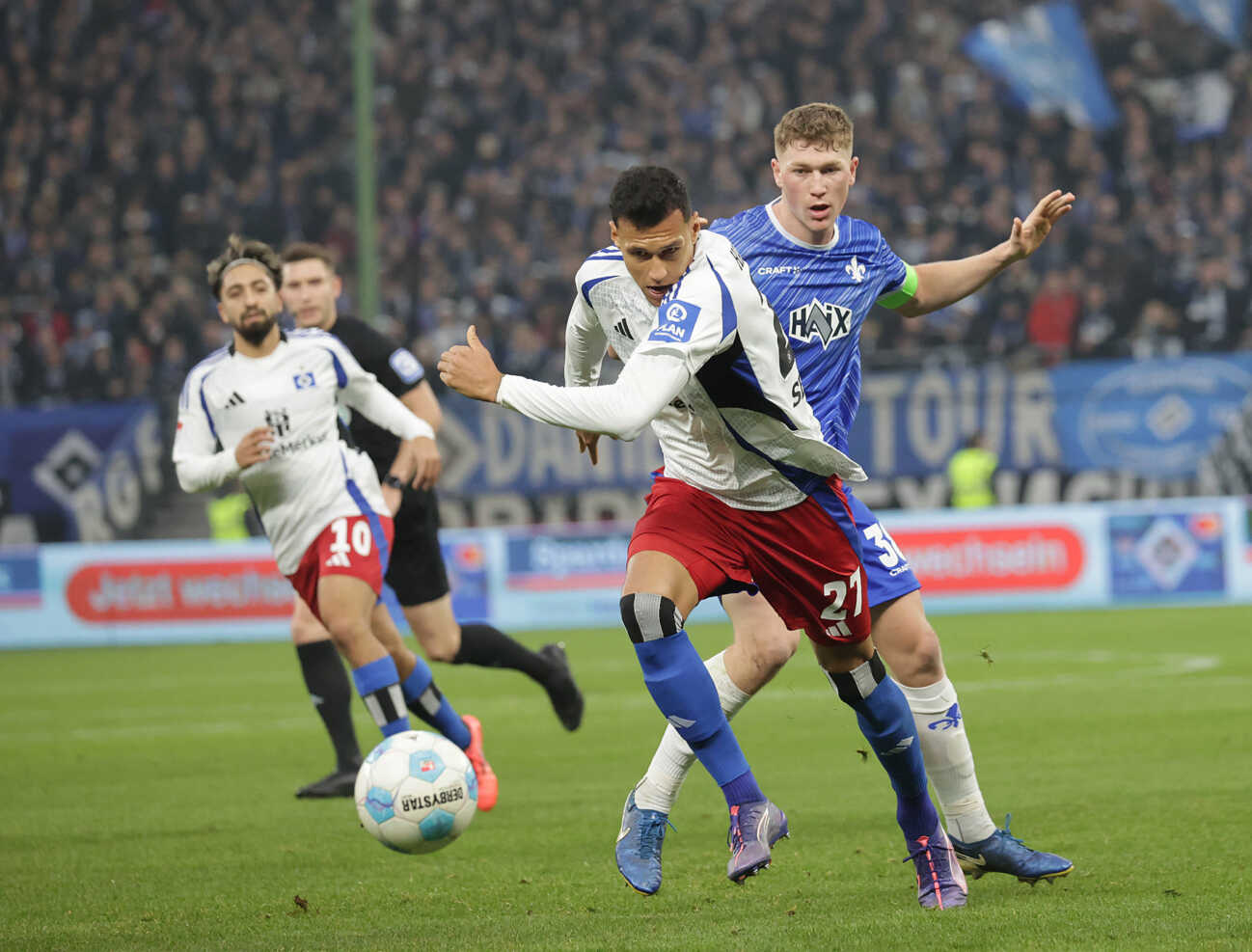 Clemens Riedel (SV Darmstadt 98), Davie Selke (HSV) Fussball, Herren, Saison 2024 2025, 2.BL, Volksparkstadion, Hamburger SV gegen SV Darmstadt 98, 2-2 DFL REGULATIONS PROHIBIT ANY USE OF PHOTOGRAPHS AS IMAGE SEQUENCES AND OR QUASI-VIDEO. *** Clemens Riedel SV Darmstadt 98 , Davie Selke HSV Fussball, Herren, Saison 2024 2025, 2 BL, Volksparkstadion, Hamburger SV vs SV Darmstadt 98, 2 2 DFL REGULATIONS PROHIBIT ANY USE OF PHOTOGRAPHS AS IMAGE SEQUENCES AND OR QUASI VIDEO