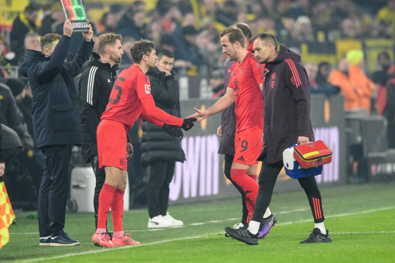 Fußball, 1. Bundesliga, 20241130, BV Borussia Dortmund - FC Bayern München. Im Bild Auswechslung Wechsel, v.l. Thomas MÜLLER (FC Bayern München, 25), Harry KANE (FC Bayern München, 9). Dortmund Signal Iduna Park Nordrhein-Westfalen Deutschland *** Soccer, 1 Bundesliga, 20241130, BV Borussia Dortmund FC Bayern München In the picture substitution change, f l Thomas MÜLLER FC Bayern München, 25 , Harry KANE FC Bayern München, 9 Dortmund Signal Iduna Park Nordrhein Westfalen Germany Copyright: Passion2Press MarkusxFischerx