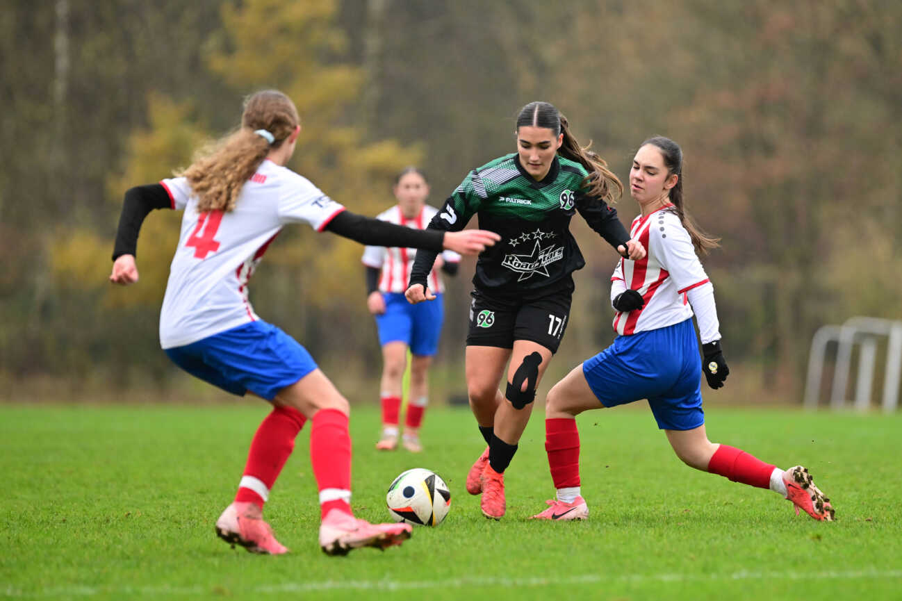 Fußball I Juniorinnen I Saison 2024-2025 I Niedersachsenliga I 12. Spieltag I FC Rosengarten - Hannover 96 I 16.11.2024 Spielerin von Hannover 96 Juniorinnen U17, U 17 Luna Meyer Gonzalez Tötensen Dunkenkuhle Niedersachsen Deutschland *** Soccer I Juniors I Season 2024 2025 I Lower Saxony League I 12 Matchday I FC Rosengarten Hannover 96 I 16 11 2024 Player of Hannover 96 Juniors U17 Luna Meyer Gonzalez Tötensen Dunkenkuhle Lower Saxony Germany Copyright: xLobeca FelixxSchlikisx