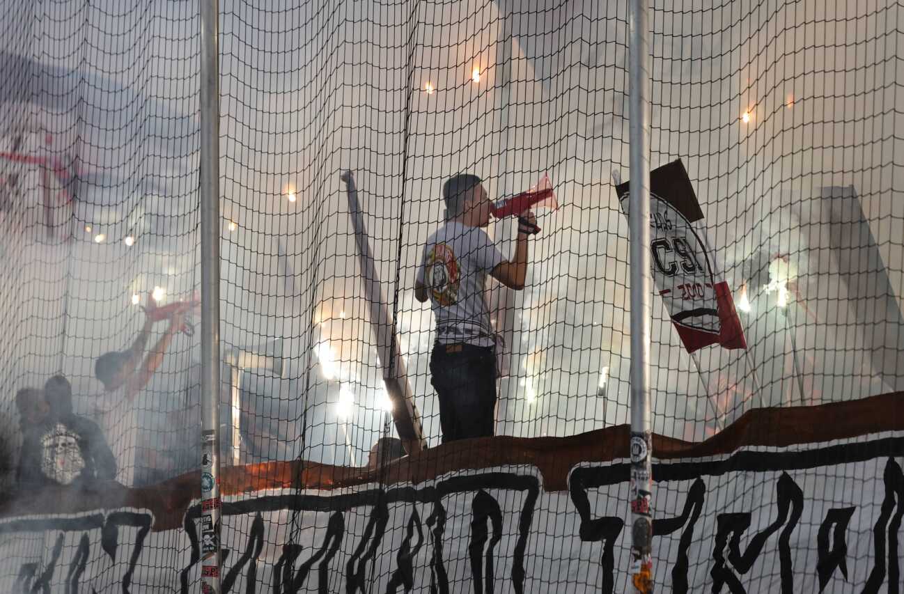 GER, 1. Liga, FC St. Pauli vs. SV Werder Bremen 14.12.2024, Millerntor-Stadion, Hamburg, GER, 1. Liga, FC St. Pauli vs. SV Werder Bremen im Bild picture shows Pyrotechnik. Feuer. Bengalos. Rauch. Fahnen Banner Stimmung Emotionen Fans FC St. Pauli *** GER, 1 Liga, FC St Pauli vs SV Werder Bremen 14 12 2024, Millerntor Stadion, Hamburg, GER, 1 Liga, FC St Pauli vs SV Werder Bremen in the picture picture shows Pyrotechnics Fire Bengalos Smoke Flags Banner Mood Emotions Fans FC St Pauli nordphotoxGmbHx xTauchnitz nph00059