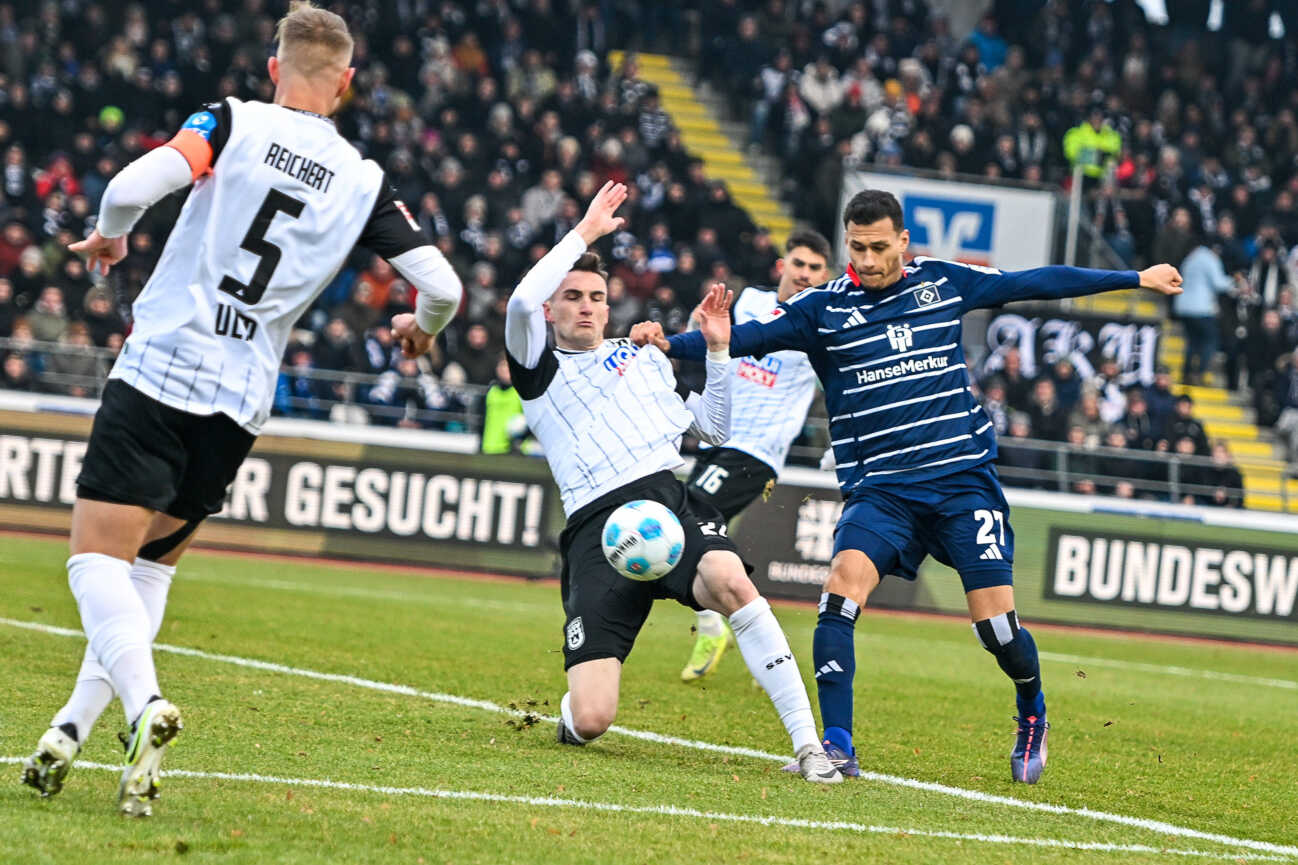 GER, 2. BL, SSV Ulm 1846 vs Hamburger SV 14.12.2024, Donaustadion, Ulm, GER, 2. BL, SSV Ulm 1846 vs Hamburger SV, im Bild Niklas Kolbe (SSV Ulm, 27), Davie Selke (Hamburger SV, 27) *** GER, 2 BL, SSV Ulm 1846 vs Hamburger SV 14 12 2024, Donaustadion, Ulm, GER, 2 BL, SSV Ulm 1846 vs Hamburger SV, in the picture Niklas Kolbe SSV Ulm, 27 , Davie Selke Hamburger SV, 27 nordphotoxGmbHx xHafner nph00200