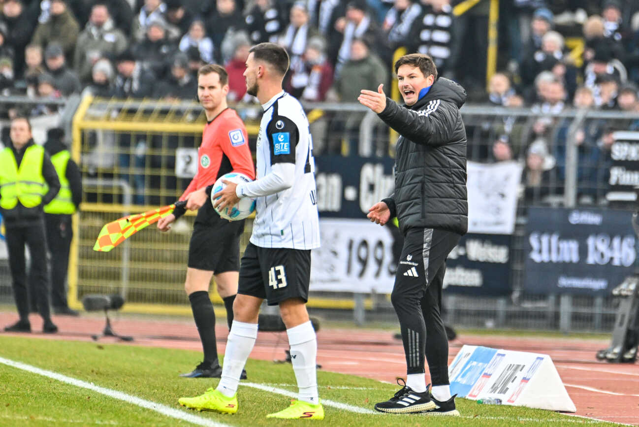 GER, 2. BL, SSV Ulm 1846 vs Hamburger SV 14.12.2024, Donaustadion, Ulm, GER, 2. BL, SSV Ulm 1846 vs Hamburger SV, im Bild Romario Rösch Roesch (SSV Ulm, 43), Merlin Polzin (Hamburger SV) *** GER, 2 BL, SSV Ulm 1846 vs Hamburger SV 14 12 2024, Donaustadion, Ulm, GER, 2 BL, SSV Ulm 1846 vs Hamburger SV, in the picture Romario Rösch Roesch SSV Ulm, 43 , Merlin Polzin Hamburger SV nordphotoxGmbHx xHafner nph00200