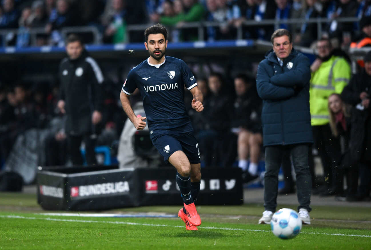 Gerrit Holtmann (VfL Bochum), hinten Trainer Dieter Hecking (VfL Bochum) 09.11.2024, Fussball 1. Bundesliga, 10. Spieltag, Saison 2024 2025 VfL Bochum - Bayer 04 Leverkusen 1:1 Bochum Vonovia Ruhrstadion Nordrhein Westfalen Deutschland *** Gerrit Holtmann VfL Bochum , back coach Dieter Hecking VfL Bochum 09 11 2024, Soccer 1 Bundesliga, 10 Matchday, Season 2024 2025 VfL Bochum Bayer 04 Leverkusen 1 1 Bochum Vonovia Ruhrstadion Nordrhein Westfalen Germany Team2