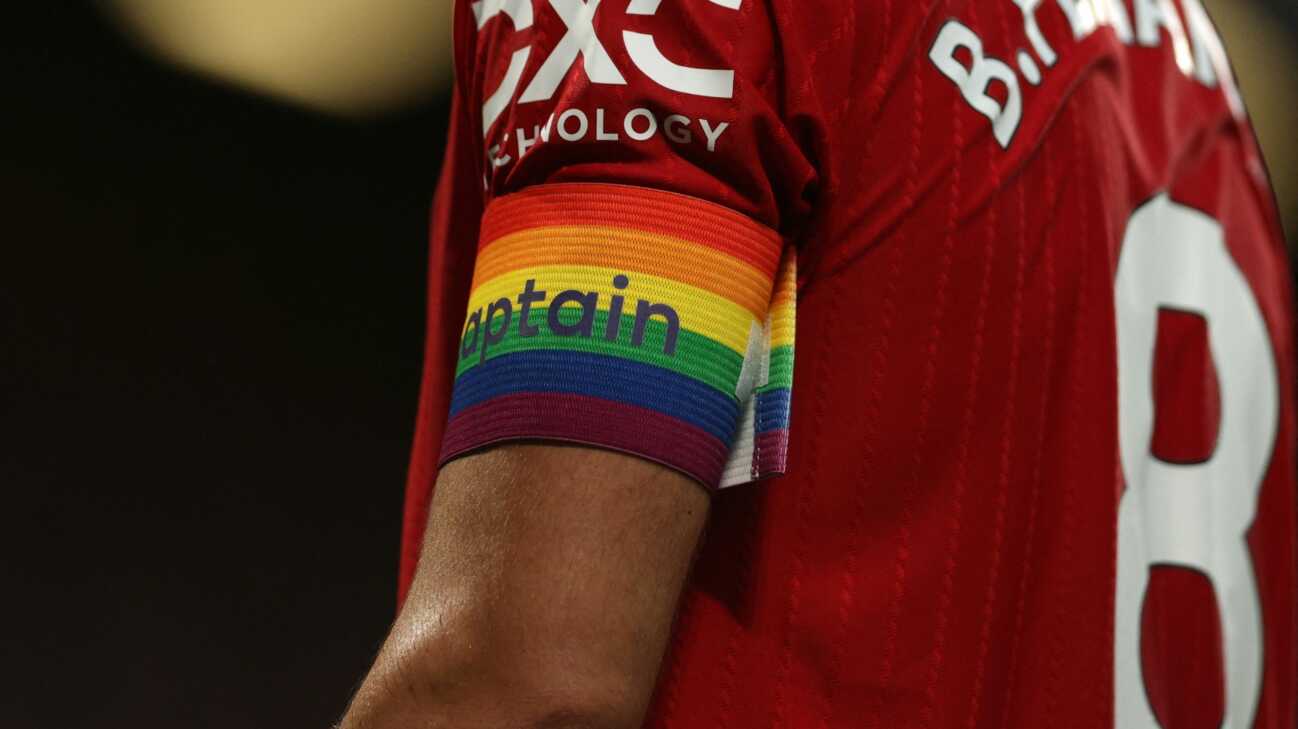 Wegen Mazraoui? ManUnited verzichtet auf Regenbogenjacken